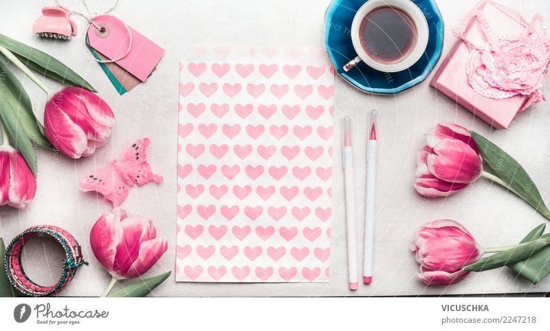 Tisch mit Tasse Kaffee, Geschenk und rosa Tulpen Stil Design Häusliches Leben Schreibtisch Veranstaltung Feste & Feiern Valentinstag Muttertag Hochzeit
