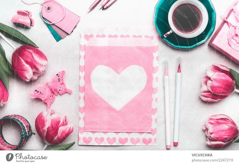 Tisch mit Tulpen,Kaffee und Grußkarte mit Herz Stil Design Freude Dekoration & Verzierung Schreibtisch Feste & Feiern Valentinstag Muttertag Hochzeit Geburtstag