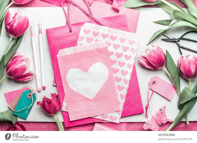 Rosa Geschenk Verpakung mit Tulpen und Herzen Stil Design Tisch Party Veranstaltung Feste & Feiern Valentinstag Muttertag Hochzeit Geburtstag Frühling Blume