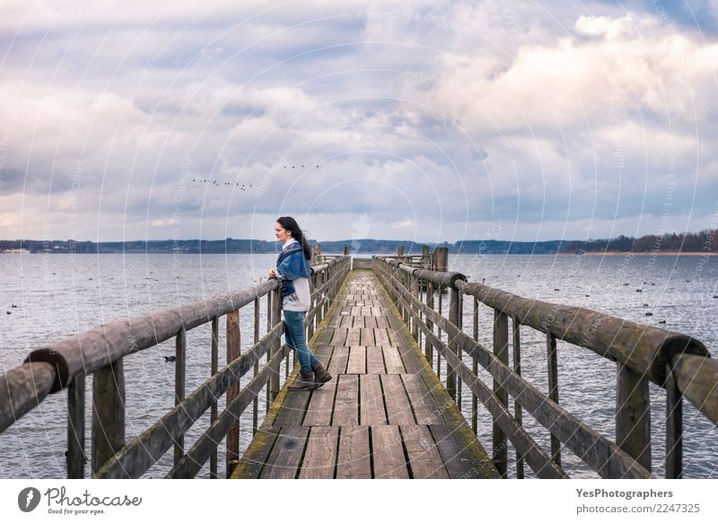 Frau, die auf einer Brücke in der Natur sich entspannt Ferien & Urlaub & Reisen Tourismus Freiheit Winter Wasser Horizont See friedlich Einsamkeit Bayern