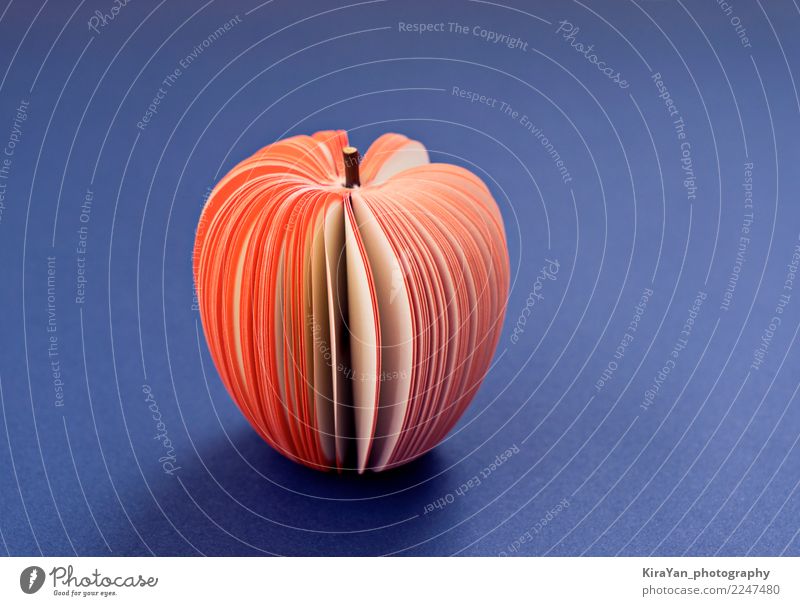 Gefälschter Apfel vom Papier auf dem purpurroten Hintergrund Lebensmittel Frucht Diät Lifestyle Gesundheitswesen Dekoration & Verzierung Tapete Kind Schule