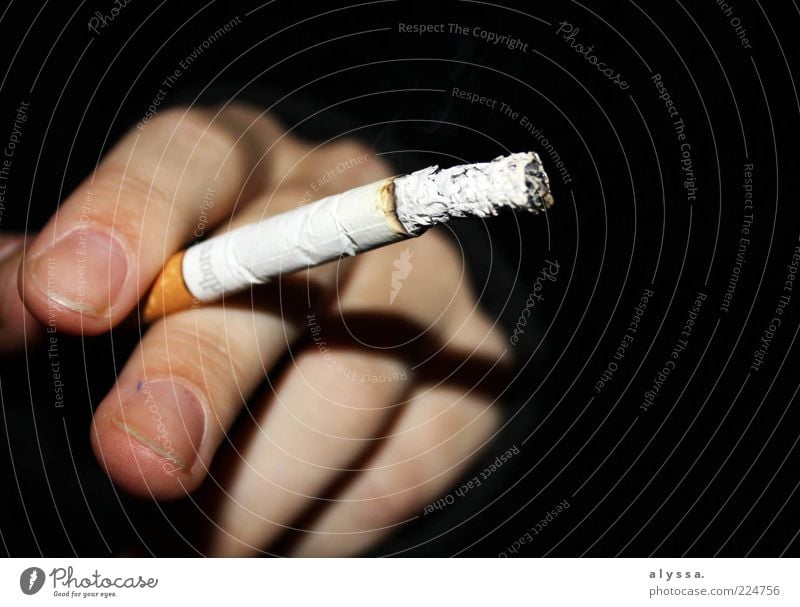 smoking time. Rauchen Hand Finger Zigarette schwarz weiß Gelassenheit Sucht Farbfoto Außenaufnahme Nacht Zigarettenasche Zeit warten Zigarettenspitze