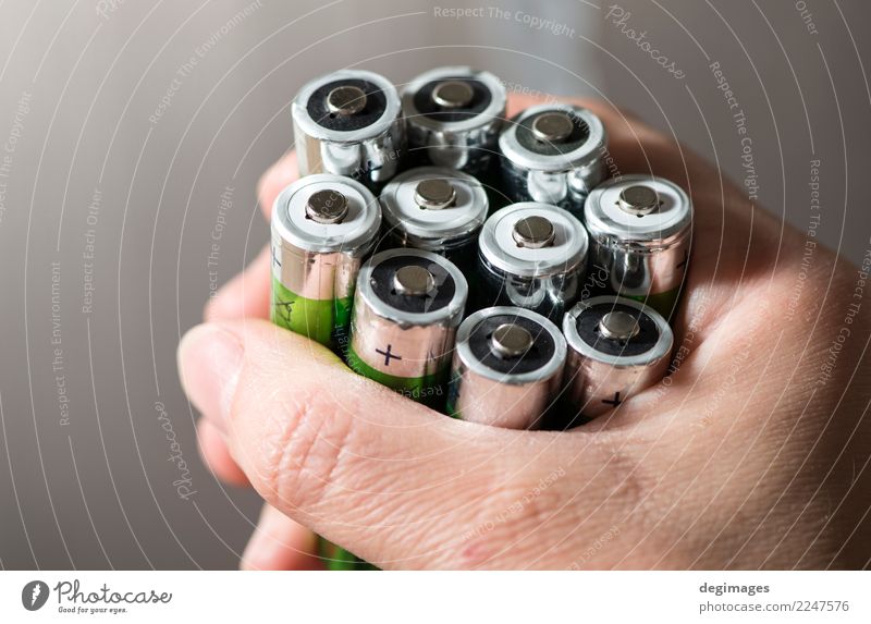 Hand halten viele Batterien Industrie Mensch Frau Erwachsene Umwelt Energie Fürsorge Kraft Recycling alkalisch Entwurf ökologisch Haufen Produkt elektrisch
