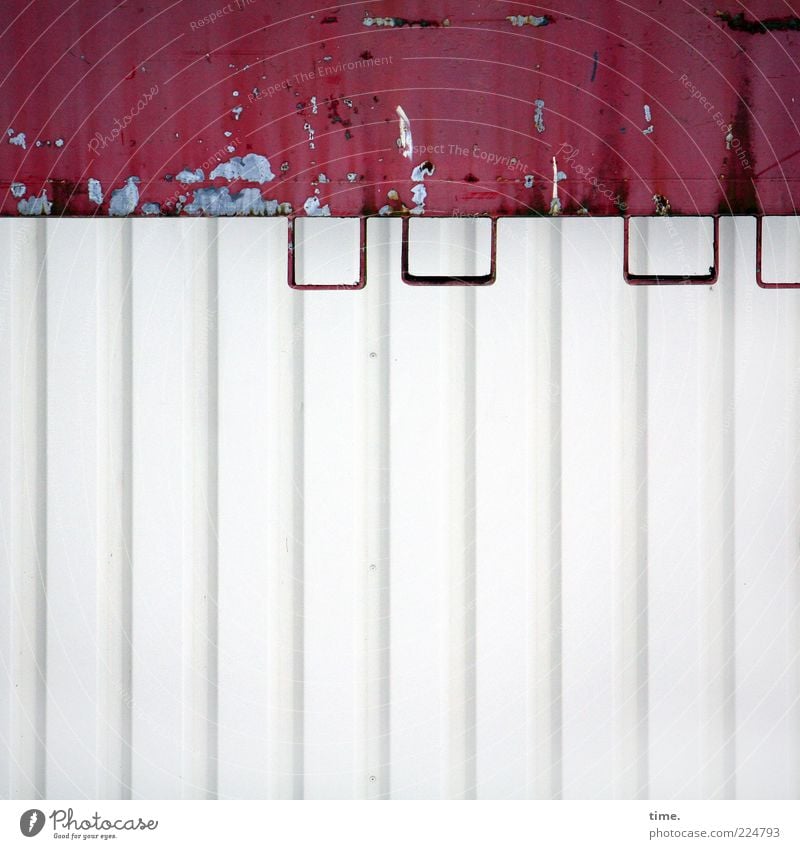 HH10.2 | Iron.Ic Lack Metall Rost kaputt rot weiß Farbe Blech Metallwaren Eisen parallel Lagerhalle Öse lackiert Farbstoff Farbfoto Außenaufnahme Detailaufnahme