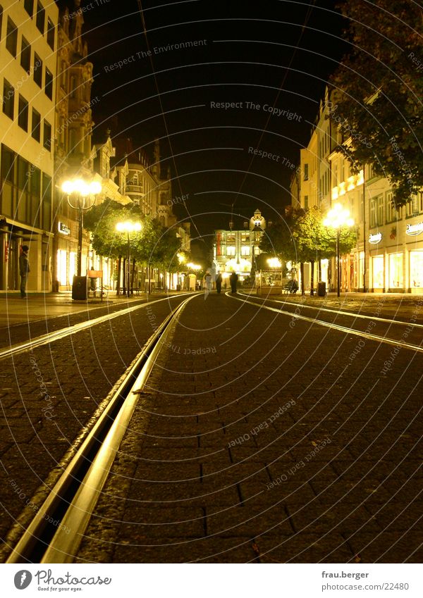 erfurt anger bei nacht Erfurt Licht Nacht Lampe Gleise Ladengeschäft leer Straße