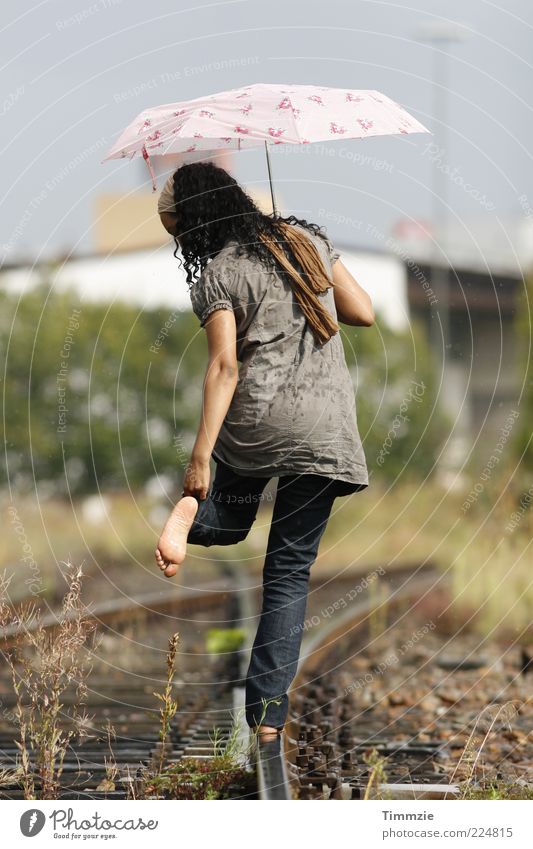 sommerregen Zufriedenheit Freiheit Junge Frau Jugendliche Fuß 18-30 Jahre Erwachsene Wassertropfen Sommer Regen Gleise Weiche Accessoire Regenschirm Kopftuch