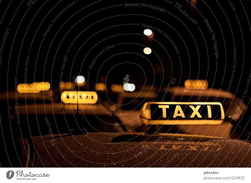 Taxi Tourismus Dienstleistungsgewerbe Verkehr Verkehrsmittel Personenverkehr Fahrzeug PKW Schriftzeichen Schilder & Markierungen warten einfach nah nass gelb