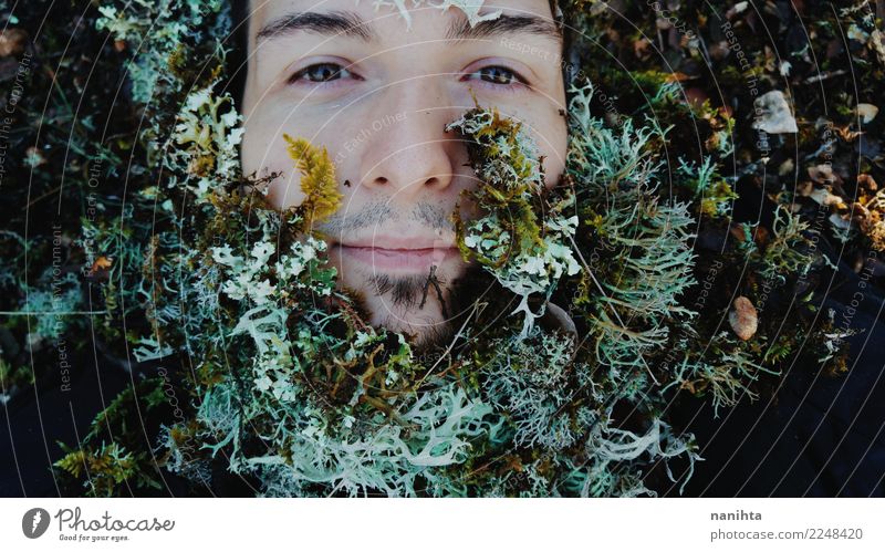 Junger Mann mit Moos als Bart exotisch Gesicht harmonisch Sinnesorgane Mensch maskulin Erwachsene 1 18-30 Jahre Jugendliche Umwelt Natur Pflanze Winter