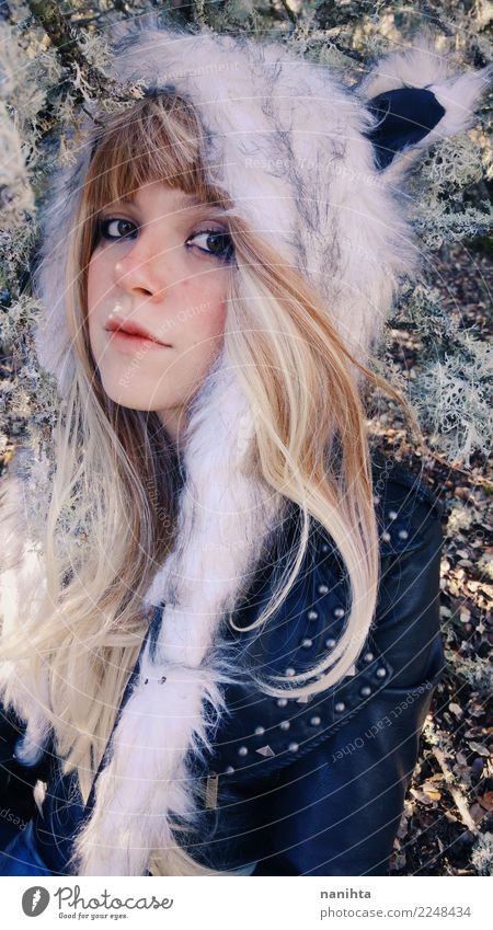 Junge blonde Frau, die einen Pelzhut trägt Stil exotisch schön Mensch feminin Junge Frau Jugendliche 1 18-30 Jahre Erwachsene Luft Winter Bekleidung Jacke Fell