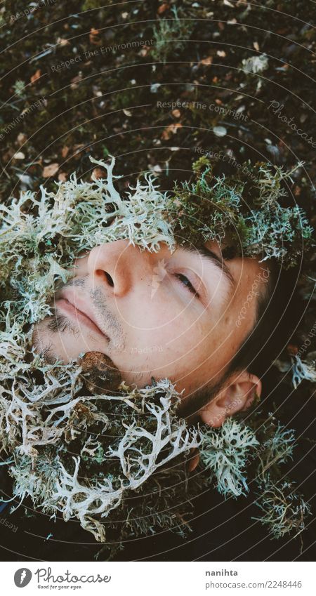 Abdeckung des jungen Mannes durch Moos exotisch Gesicht Gesundheit Alternativmedizin Mensch maskulin Erwachsene 1 18-30 Jahre Jugendliche Umwelt Natur Pflanze