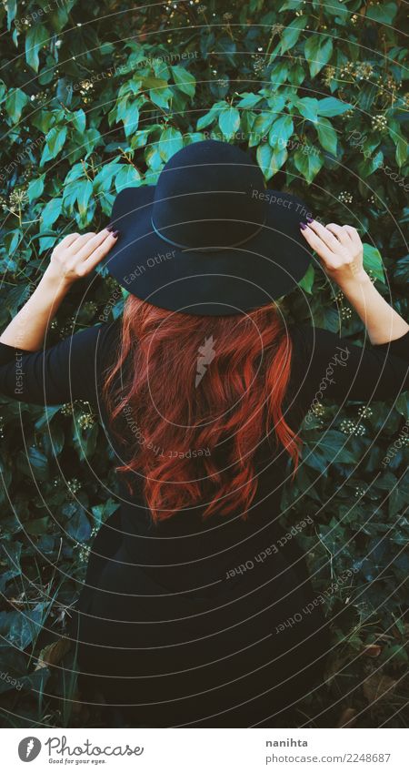 Hintere Ansicht einer Rothaarigefrau mit einem schwarzen Hut elegant Stil Mensch feminin Frau Erwachsene 1 18-30 Jahre Jugendliche Natur Pflanze Blatt