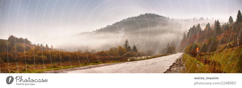 Panorama der Straße in den Bergen. Bewölkter regnerischer nebelhafter Herbsttag Ferien & Urlaub & Reisen Tourismus Ausflug Abenteuer Ferne Freiheit Kreuzfahrt