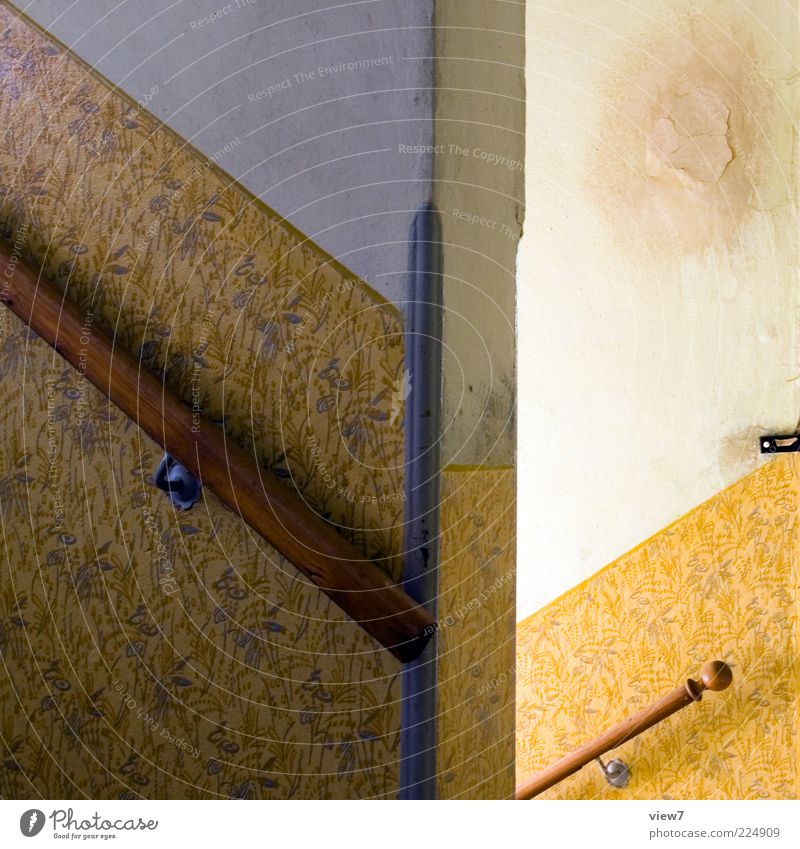 rauf oder runter? Dekoration & Verzierung Tapete Mauer Wand Treppe Linie alt ästhetisch authentisch einfach retro schön gelb Einsamkeit komplex