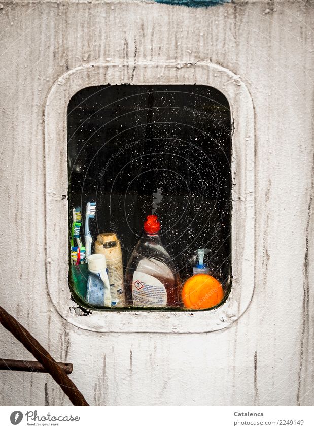 Kurioses |Blick durchs Bullauge eines Fischkutters Fischer Schifffahrt Fischerboot Zahncreme Haarwaschmittel Zahnbürste grün orange schwarz weiß Stimmung