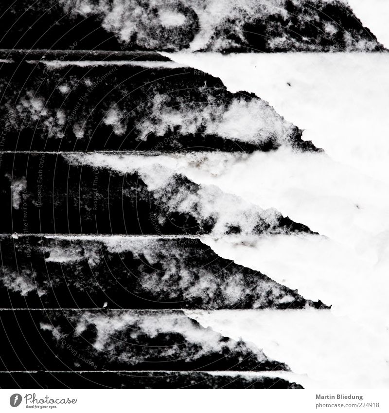 Fusion Treppe Beton dreckig trashig schwarz weiß Design Verlauf Pfeil Frost abstrakt Vogelperspektive Schneedecke Glätte Rutschgefahr gefroren Eis