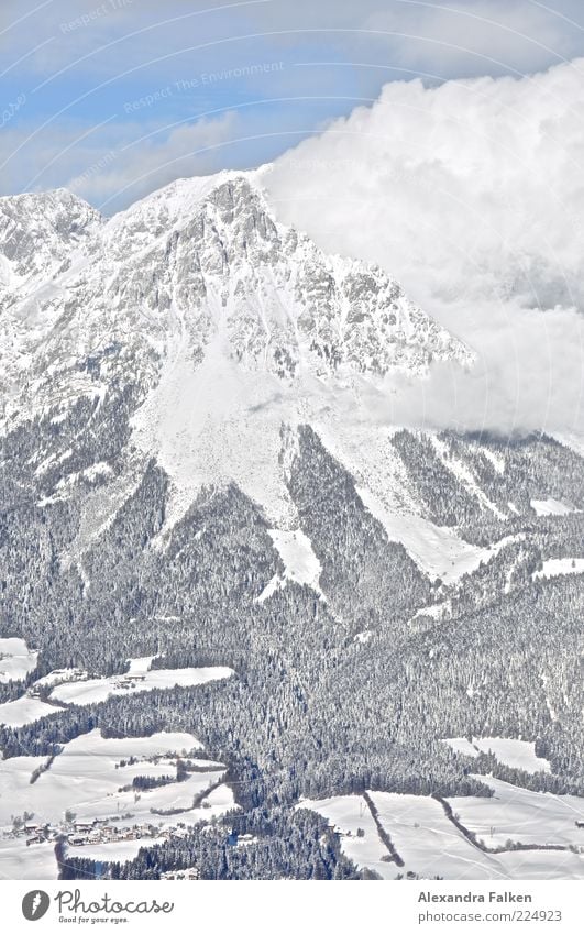 Wolke an Berg. Umwelt Natur Landschaft Urelemente Erde Luft Himmel Wolken Winter Klima Wetter Schönes Wetter Schnee Wald Hügel Felsen Alpen Berge u. Gebirge