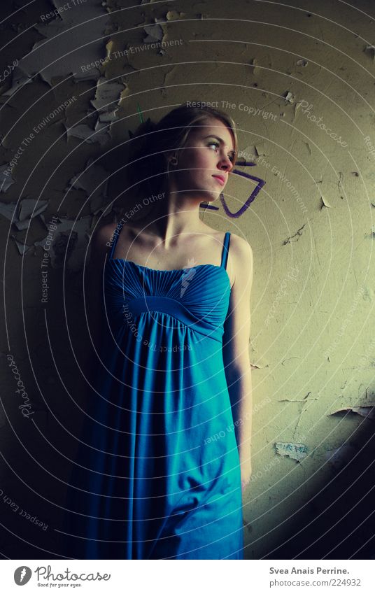 lady in blue. elegant Stil Mensch 1 18-30 Jahre Jugendliche Erwachsene Mauer Wand Fassade Mode Kleid Denken schön dünn blau Gefühle Stimmung Coolness träumen