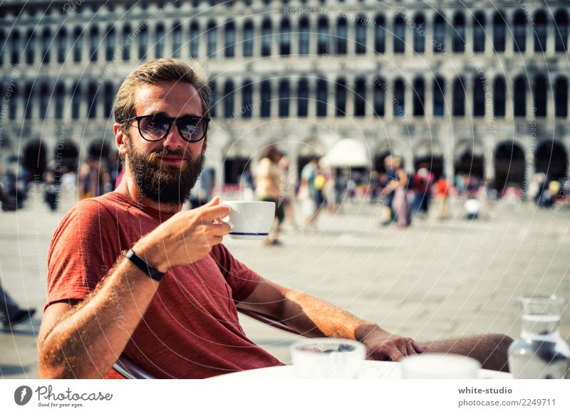 Genussmomente Junger Mann Jugendliche Erwachsene 18-30 Jahre trinken Lifestyle Kaffee Kaffeetrinken Cappuccino genießen Genusssucht Italien Venedig Markusplatz