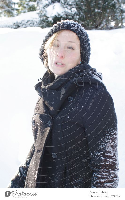 Jetzt reicht es aber - Schnee ade! Junge Frau Jugendliche Kopf 18-30 Jahre Erwachsene Natur Winter Mantel Mütze blond Blick authentisch schön dünn schwarz weiß