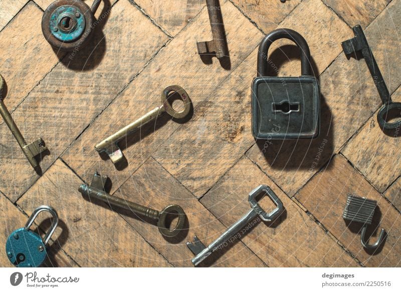 Reihe von alten silberfarbenen Metallskelettschlüsseln, die in einem Regal  mit den Zimmernummern hängen. antike Vintage-Schlüssel - ein lizenzfreies  Stock Foto von Photocase