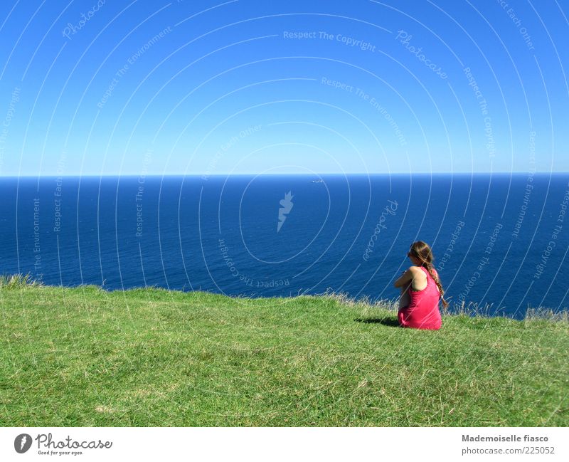 Fernweh? Ferne Sommerurlaub feminin Junge Frau Jugendliche 1 Mensch Wolkenloser Himmel Schönes Wetter Gras Hügel Meer Erholung Blick blau grün rosa Sehnsucht