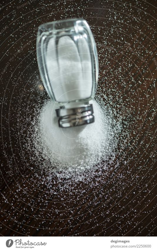 Salzstreuer auf Haufen Salz Kräuter & Gewürze Ernährung Diät Tisch Küche Holz Kristalle natürlich weiß Schüttler Mineral salzig Anhäufung Gesundheit Zutaten