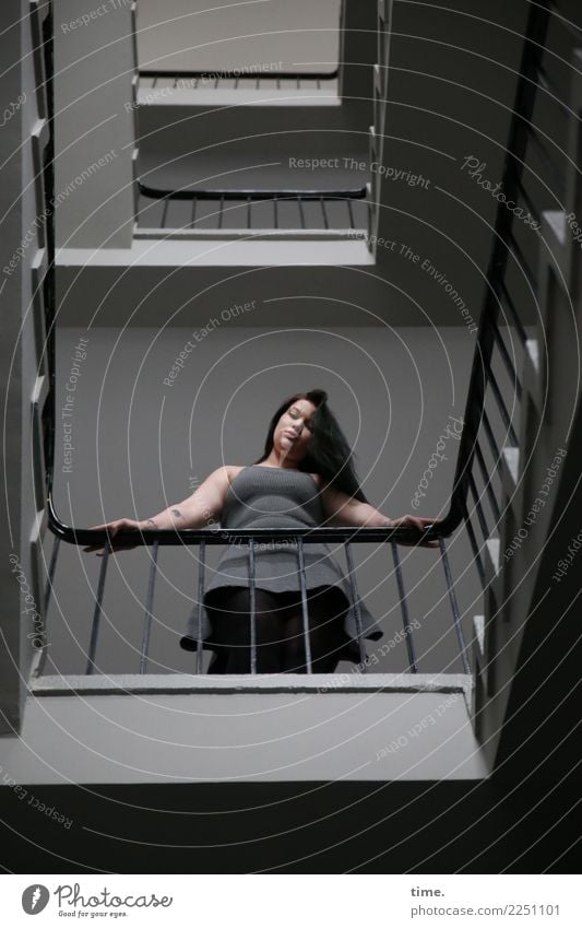 Lique feminin Frau Erwachsene 1 Mensch Treppe Treppenhaus Etage Treppengeländer Kleid brünett langhaarig beobachten festhalten Blick stehen warten schön