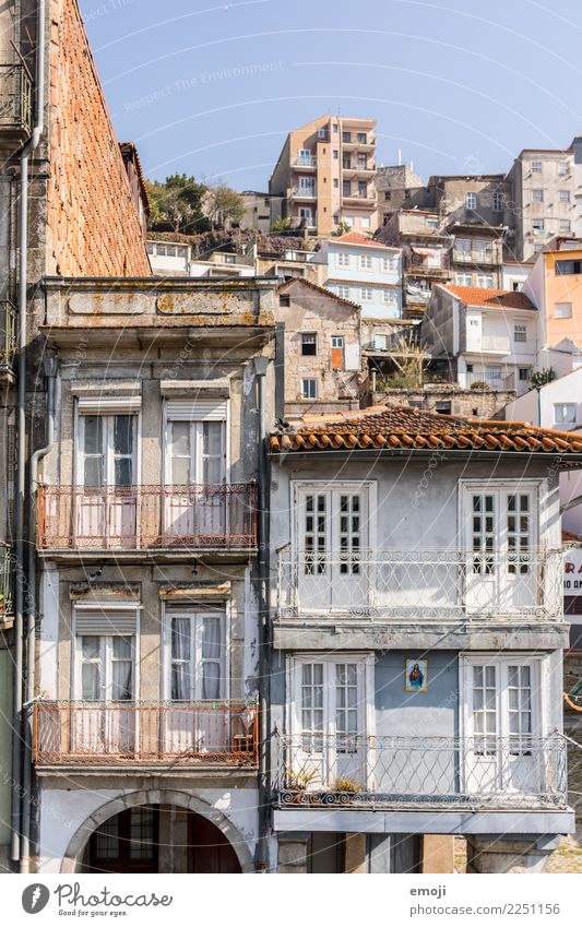 Porto Stadt Stadtrand Menschenleer Haus Mauer Wand Fassade alt Tourismus Portugal Farbfoto Außenaufnahme Tag Totale