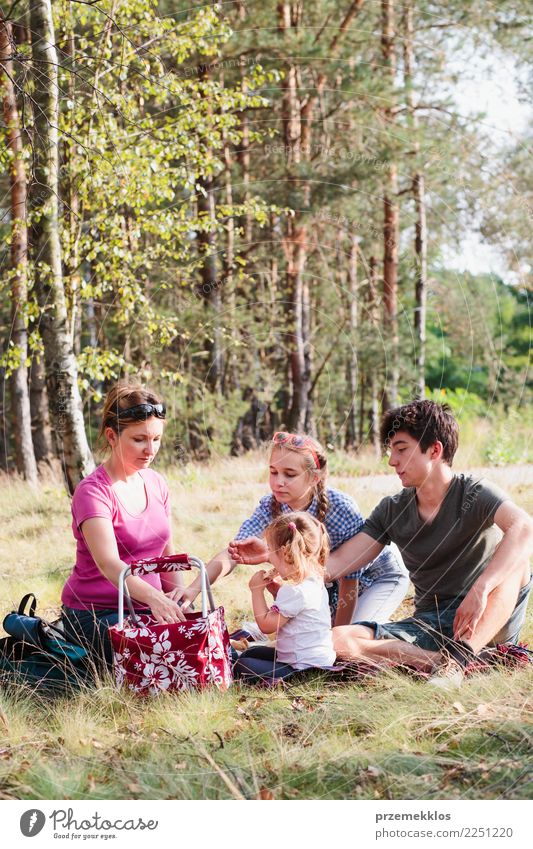 Familie, die zusammen Ferienzeit auf einem Picknick verbringt Lifestyle Freude Glück Erholung Ferien & Urlaub & Reisen Sommer Kind Mensch Mädchen Junge Mutter