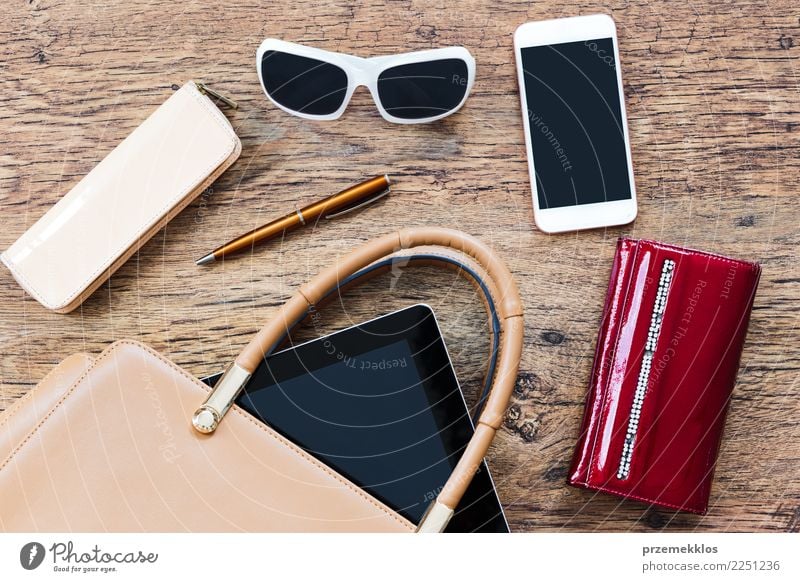 Dinge zogen sich aus der Handtasche Lifestyle kaufen elegant Stil Zufriedenheit Schreibtisch Telefon Handy PDA Accessoire Tasche Sonnenbrille Schreibstift