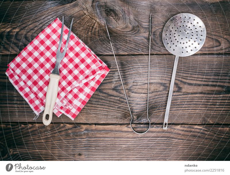 hölzerner Hintergrund mit Vintage Küchenutensilien Besteck Gabel Tisch Restaurant Stoff Holz alt retro braun rot Essen zubereiten Top Tischwäsche rustikal