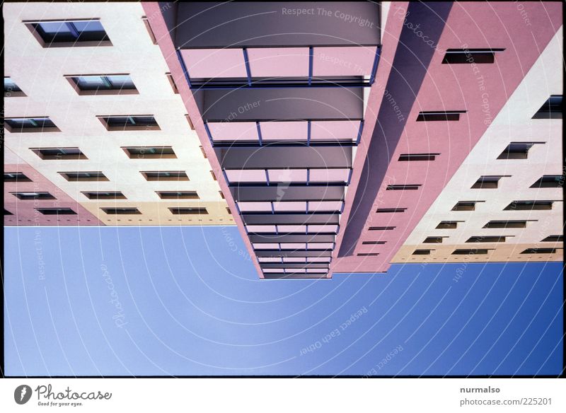 überflieger Umwelt Menschenleer Haus Hochhaus Fassade Balkon eckig modern Klischee trashig trist Stadt blau mehrfarbig violett rosa ästhetisch Ordnung Ferne