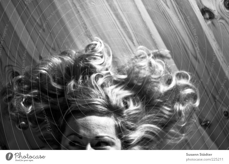 Wischmopp feminin Frau Erwachsene Kopf Haare & Frisuren 18-30 Jahre Jugendliche blond langhaarig Locken Scheitel Pony träumen Holzfußboden Dielenboden Astloch
