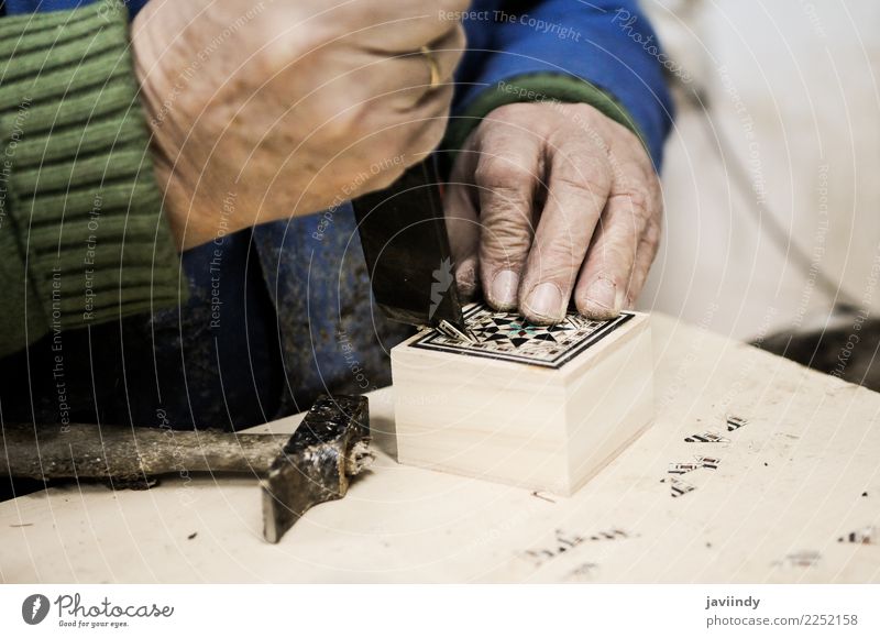 Handwerker, der in seinen hölzernen Kästen der Werkstatt arbeitet Männlicher Senior Mann Finger 1 Mensch 45-60 Jahre Erwachsene bauen Tradition typisch