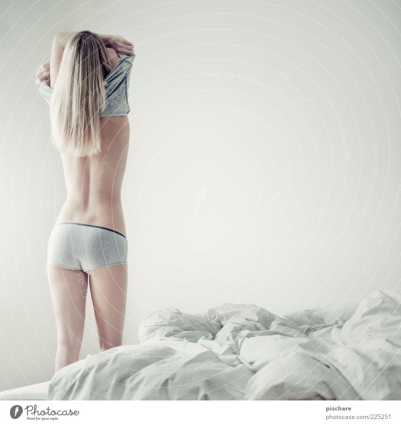 Before Bedtime schön feminin Junge Frau Jugendliche Körper Gesäß 1 Mensch 18-30 Jahre Erwachsene Unterwäsche blond langhaarig ästhetisch Erotik Gefühle