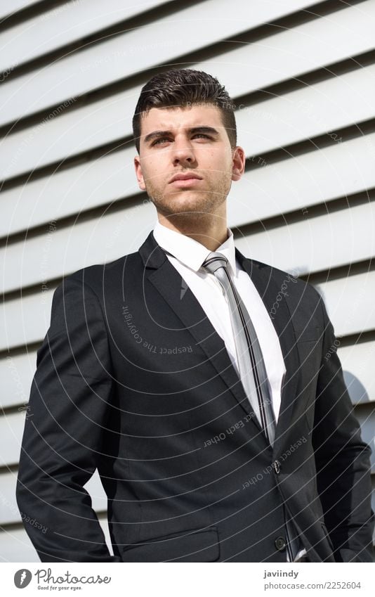 Junger Geschäftsmann im städtischen Hintergrund schön Haare & Frisuren Erfolg Beruf Büro Business Mensch maskulin Junger Mann Jugendliche Erwachsene 1