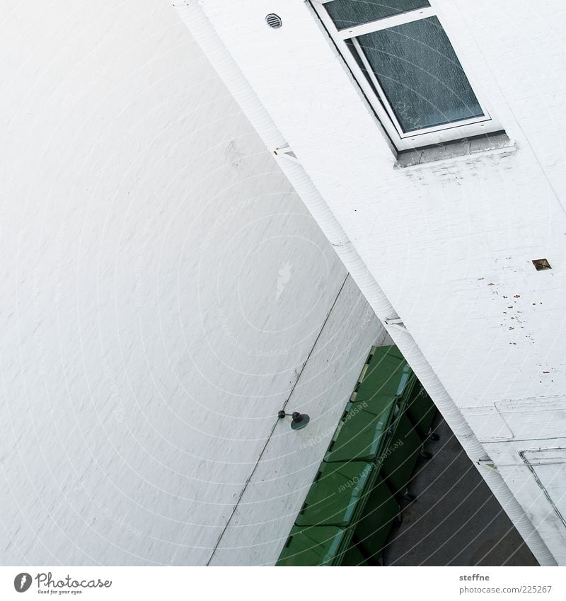 verwinkelt Haus Mauer Wand Fenster Innenhof Müllbehälter weiß Farbfoto abstrakt Muster Strukturen & Formen Textfreiraum links Tag Ecke Fassade Menschenleer