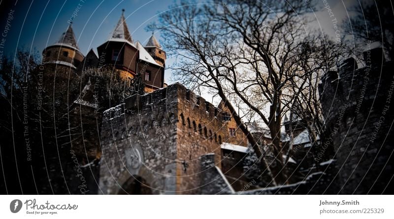Rapunzel ist ausgezogen. Kultur Winter Schnee Kleinstadt Altstadt Menschenleer Burg oder Schloss Bauwerk Gebäude Architektur Mauer Wand Sehenswürdigkeit