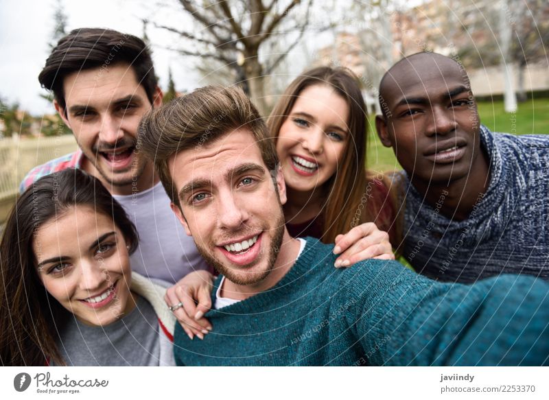Multirassische Gruppe von Freunden, die zusammen Selfie spielen. Lifestyle Freude Glück schön Freizeit & Hobby Ferien & Urlaub & Reisen Telefon PDA Fotokamera