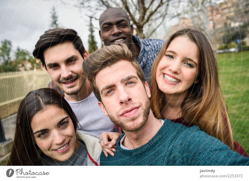 Multirassische Gruppe von Freunden, die in einem Stadtpark Selfie machen. Lifestyle Freude Glück schön Freizeit & Hobby Ferien & Urlaub & Reisen Telefon PDA