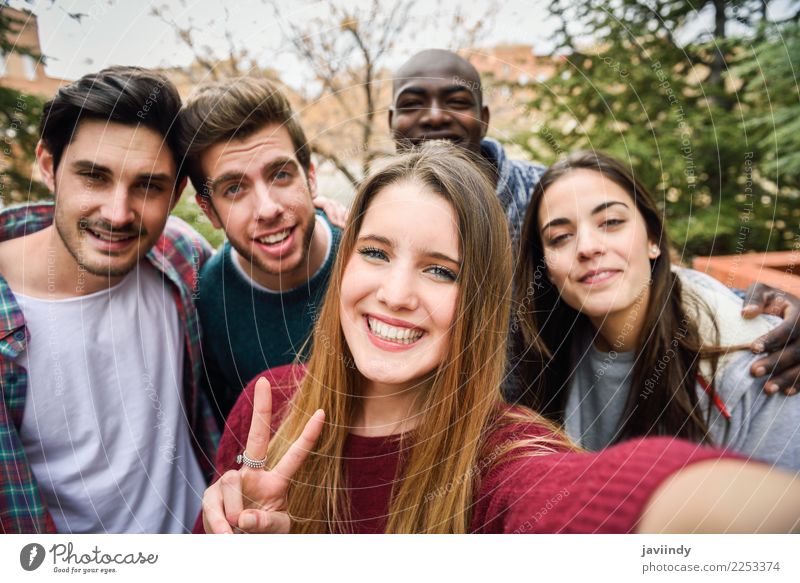 Multirassische Gruppe von Freunden, die Selfie nehmen. Lifestyle Freude Glück schön Freizeit & Hobby Ferien & Urlaub & Reisen Telefon PDA Fotokamera