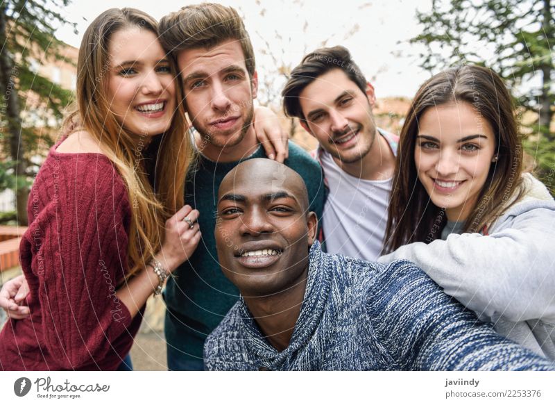 Multirassische Gruppe von Freunden, die zusammen Selfie spielen. Lifestyle Freude Glück schön Freizeit & Hobby Ferien & Urlaub & Reisen Telefon PDA Fotokamera