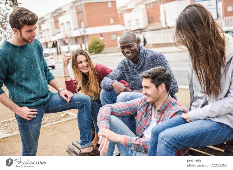 Gruppe multiethnischer Jugendlicher, die im städtischen Hintergrund im Freien zusammen Spaß haben Lifestyle Freude Mensch Junge Frau Junger Mann Erwachsene