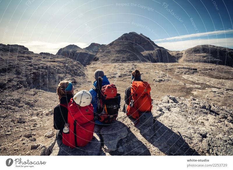 Die drei von der Tanke Freundschaft wandern Bergsteiger Bergsteigen Klettern Klettersteig Berge u. Gebirge Dolomiten Rucksack Piz Boe Sella Felsplateau Felswand