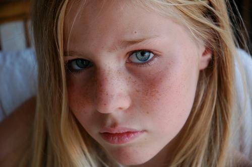 blue eyes schön Haare & Frisuren Haut Gesicht feminin Mädchen 1 Mensch 13-18 Jahre Kind Jugendliche blond langhaarig Traurigkeit authentisch Stimmung Farbfoto