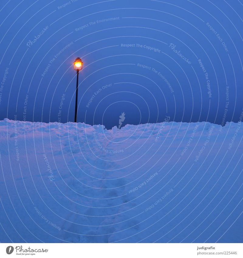 Silvestermorgen Winter Schnee leuchten dunkel hell kalt blau Stimmung Straßenbeleuchtung Lampe Himmel Farbfoto Außenaufnahme Menschenleer Textfreiraum rechts