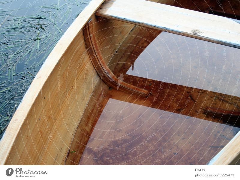 Leckrate Wasser See Holz bedrohlich nass Hoffnung Sorge Angst Todesangst Freizeit & Hobby undicht untergehen Wassereinbruch Ruderboot Wasserfahrzeug Sitzbank