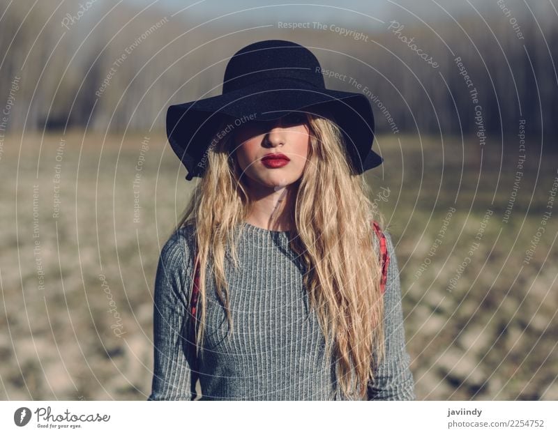 Junge blonde Frau mit Hut im ländlichen Hintergrund. schön Haare & Frisuren Mensch feminin Junge Frau Jugendliche Erwachsene 1 18-30 Jahre Natur Mode Rock