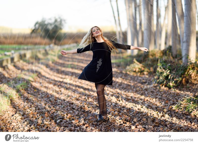 Junge blonde Frau tanzt im Pappelwald. Freude Glück schön Haare & Frisuren Mensch Erwachsene 1 18-30 Jahre Jugendliche Natur Herbst Mode natürlich weiß Gefühle