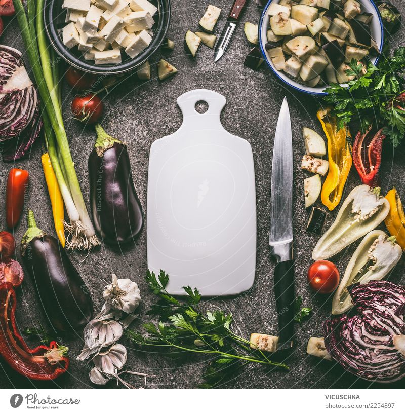 Gemüse auf Küchentisch mit Schneidebtrett und Messer Lebensmittel Salat Salatbeilage Kräuter & Gewürze Ernährung Mittagessen Abendessen Bioprodukte